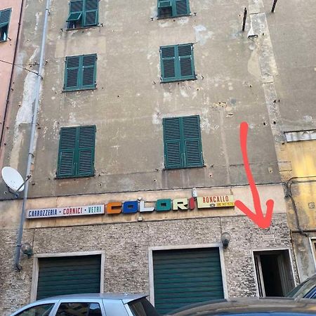 Una Stanza In Un Appartamento Genoa Bagian luar foto