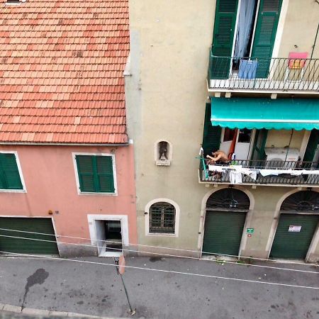 Una Stanza In Un Appartamento Genoa Bagian luar foto
