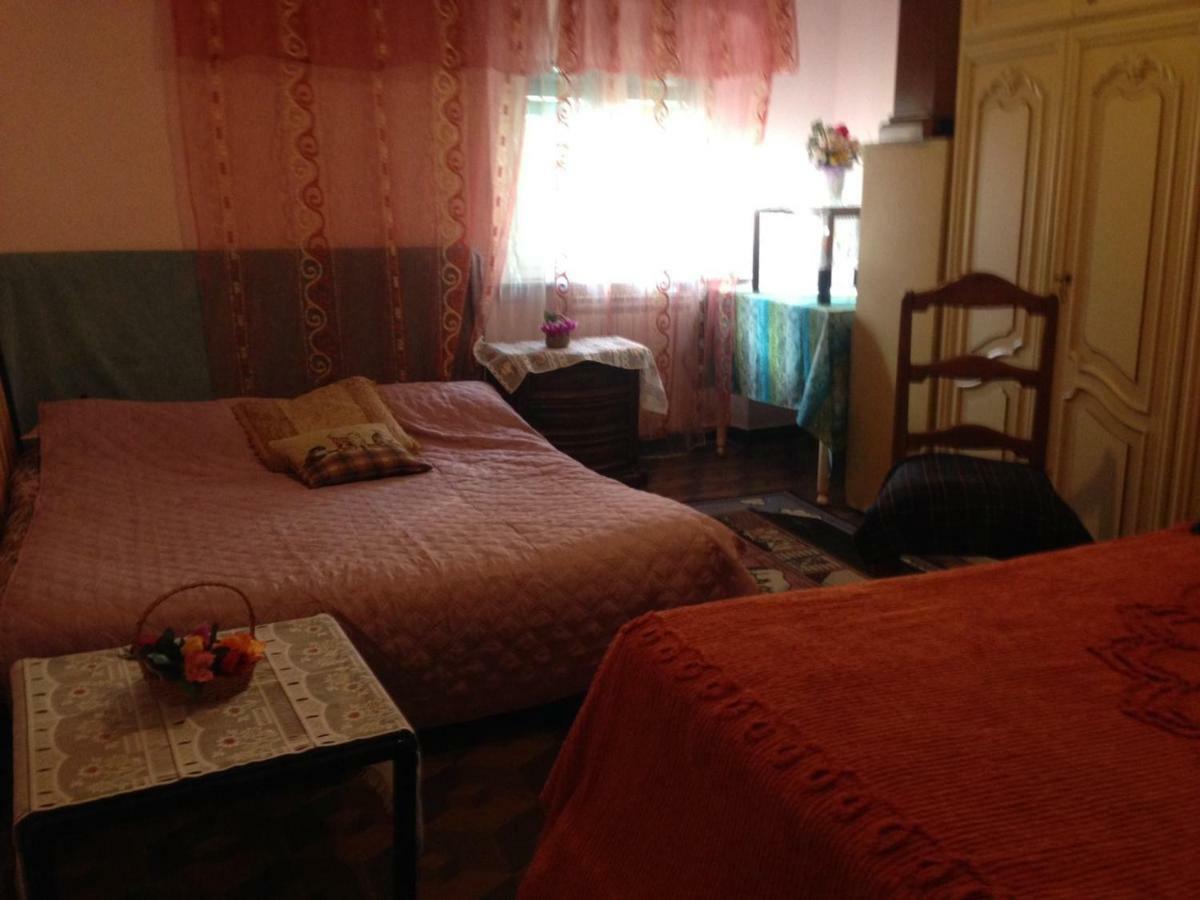 Una Stanza In Un Appartamento Genoa Bagian luar foto